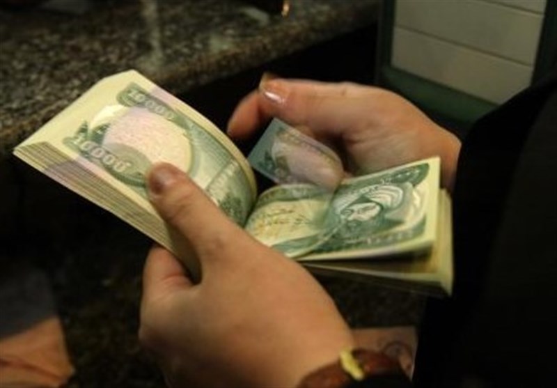 کاهش 23 درصدی ارزش دینار عراق در برابر دلار برای مقابله با کسری بودجه