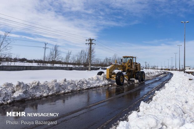 بارش برف راه 220 روستا را مسدود کرد